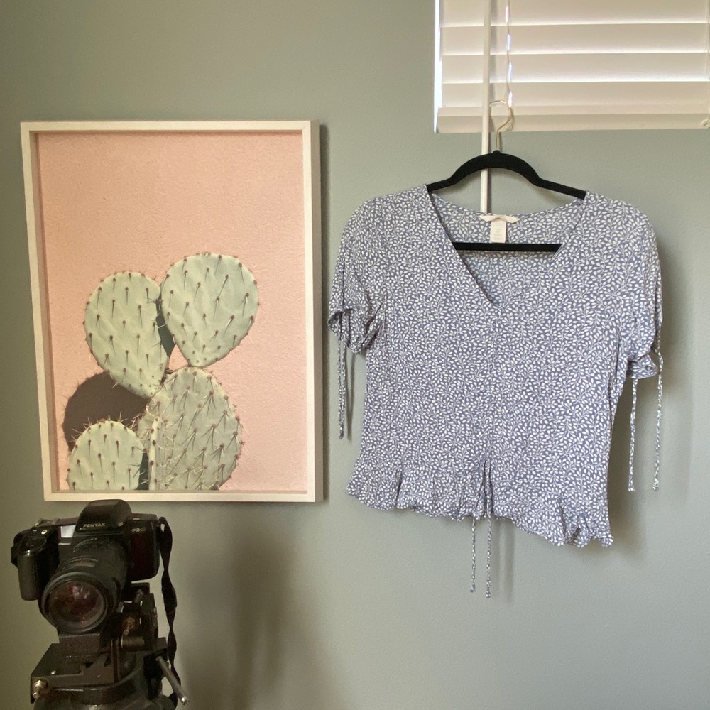 H&M US SIZE 2 light blue floral top